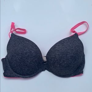 ⭐️⭐️Pink Victoria’s Secret T-shirt bra
